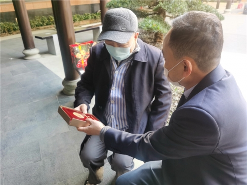 【关怀慰问】新年送祝福  致敬老战士——尊龙凯时人生就是博z6com集团领导上门慰问老干部